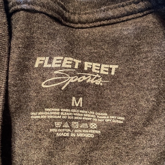 Fleet feet sports women’s shirt size medium - Picture 4 of 4